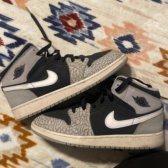 Kids air Jordan big boys size 7 . Black and gray. Good used condition. - Picture 2 of 8